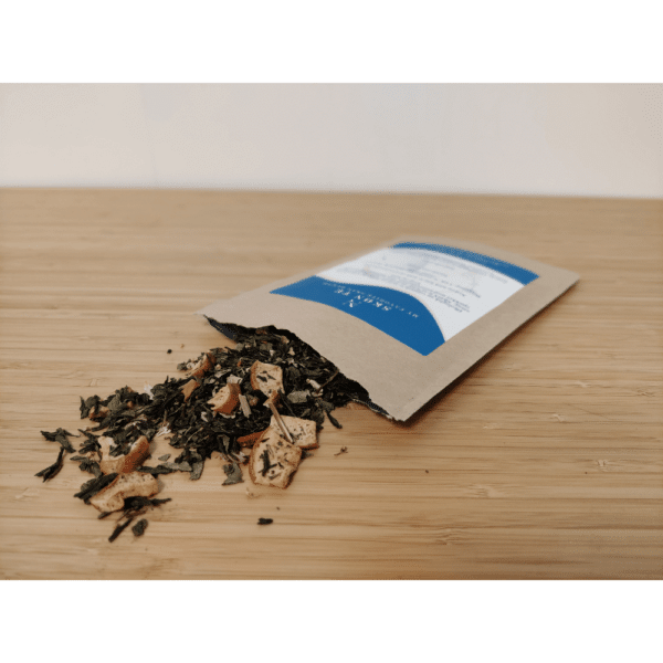 Økologisk SKØN te fra Njordisk der ligger på et bord