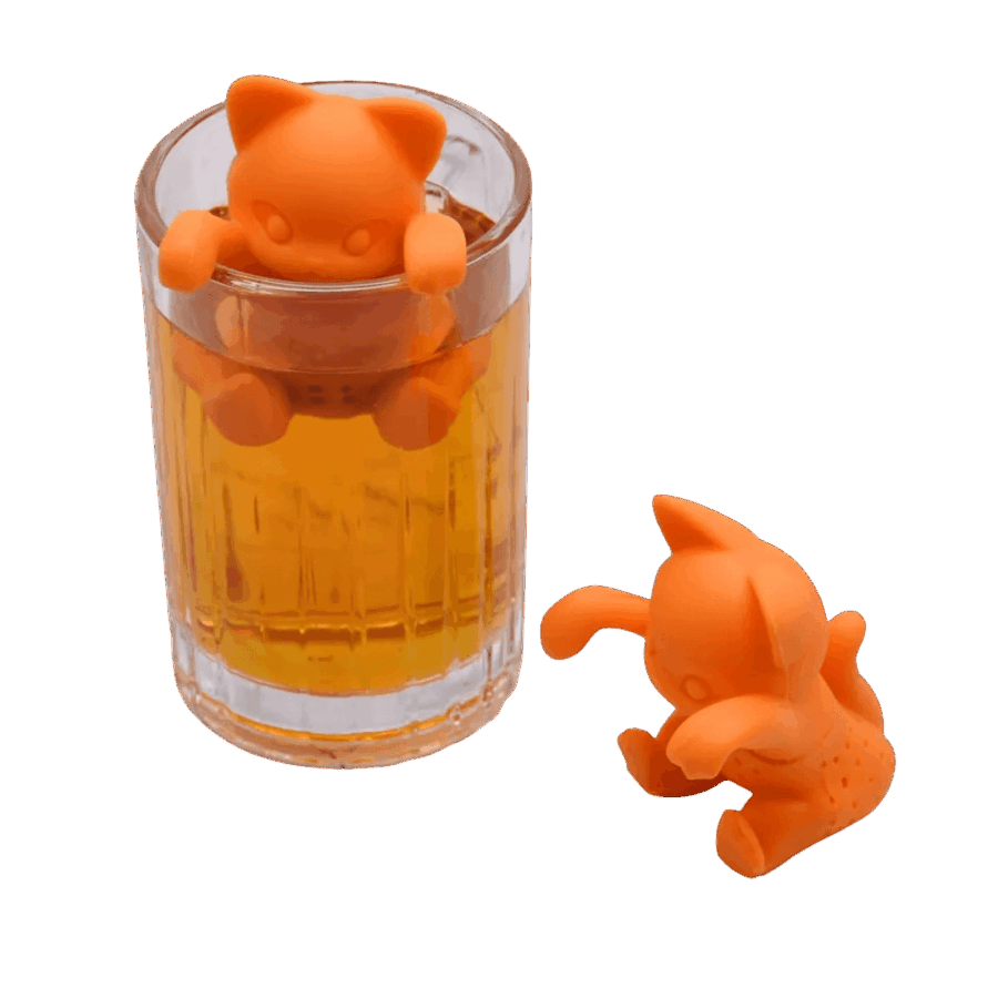 Orange kat te infuser i en kop te