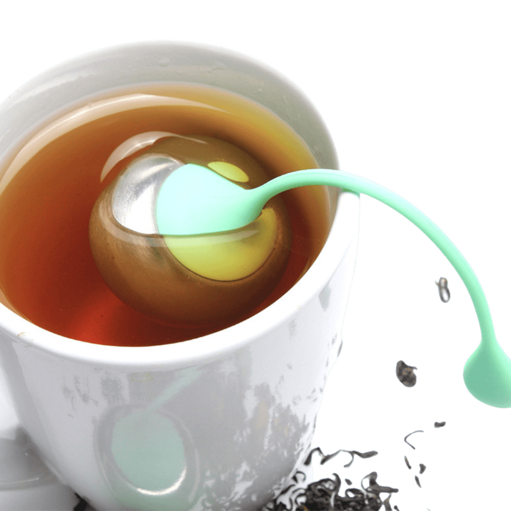 Curlingkugle te infuser i en kop te