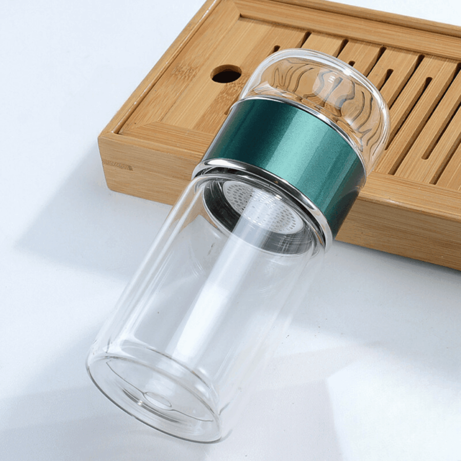 Te glas flaske med te-infuser i emerald