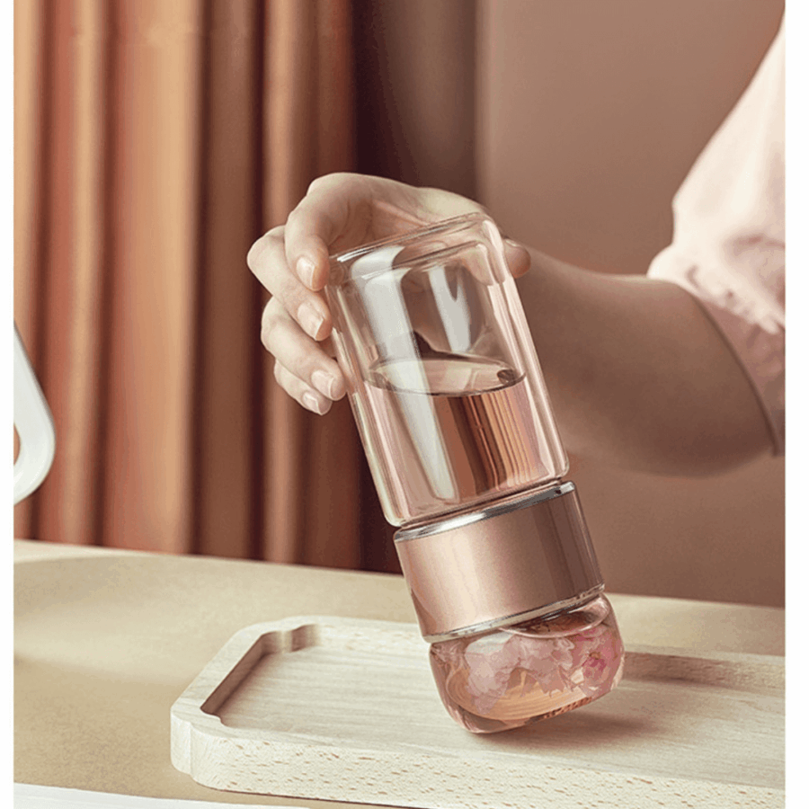 Te glas flaske med te-infuser fra Njordisk