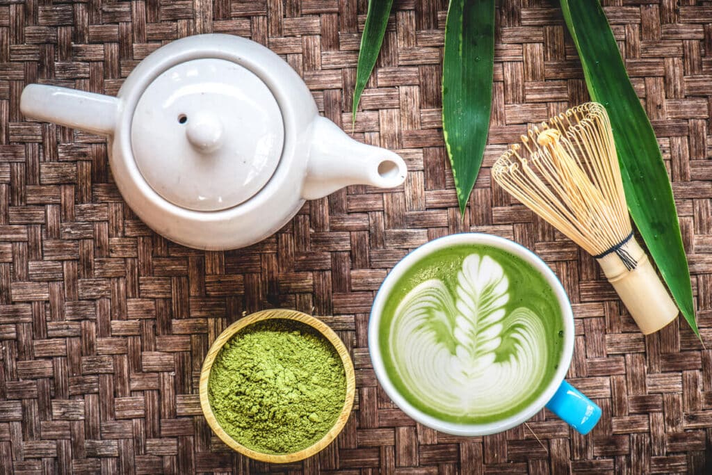 Matcha te og en te kande