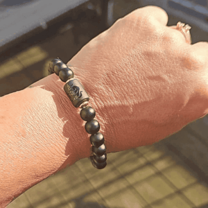 Armbånd med stjernetegn i krystaller rundt om en kvindearm