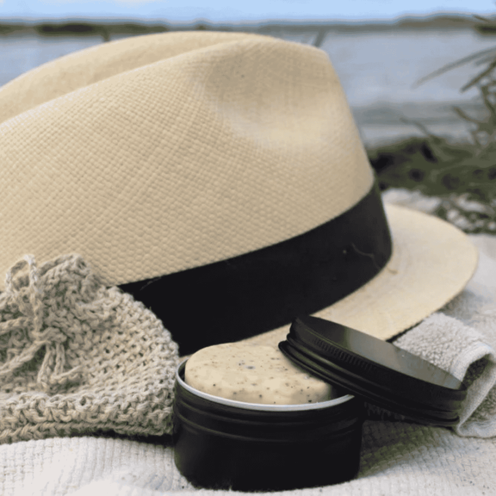 Kystnær Sæbebar med tang og en stråhat på en strand