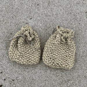 Sæbeposer i hør fra Kystnær som ligger på en strand