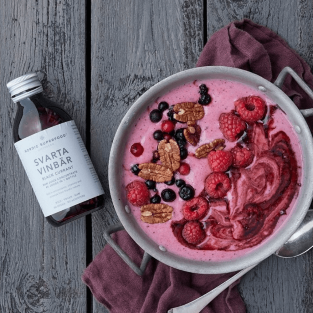 Nordic Superfood Raw Juice Concentrate Blue Currant i youghurt