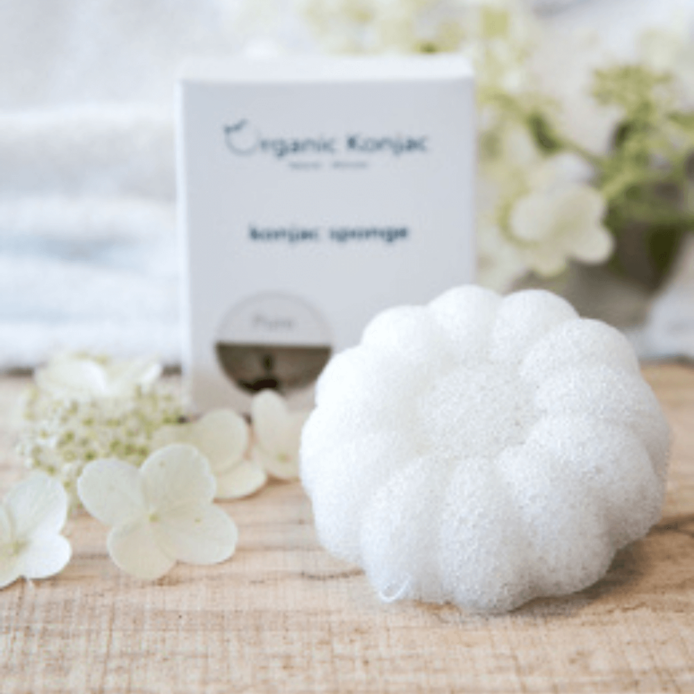 Organic Konjac Svap til børe - Pure Flower, som ligger på et bord