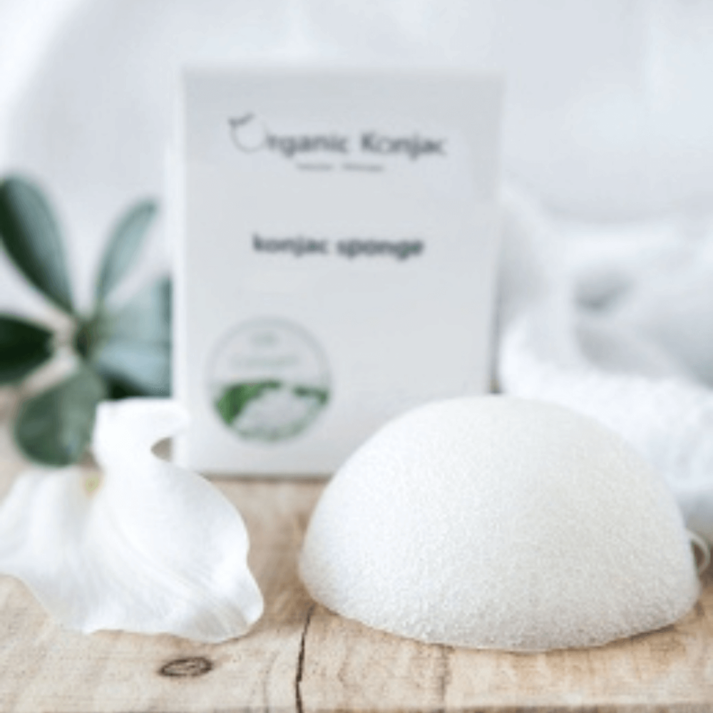 Organic Konjac Svamp - Silk Collagen, som ligger på et bord