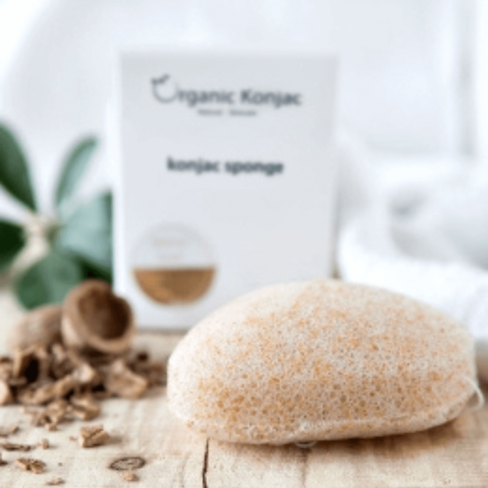 Organic Konjac Svamp - Walnut shell, som ligger på et bord