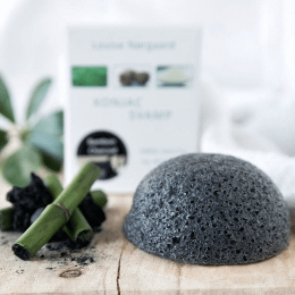 Organic Konjac svamp - Bamboo Charcoal der ligger på et bord