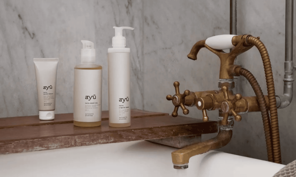 Ayu Kropspleje produkter som står på et badekar