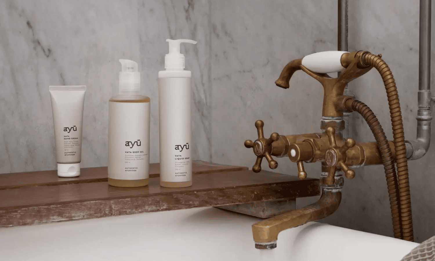 Ayu Kropspleje produkter som står på et badekar