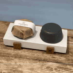 Kystnær Ansigtsrens med aktiv kul som ligger på en hylde