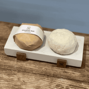 Kystnær, Shampoo bar med Rosmarin der ligger på en træbjælke