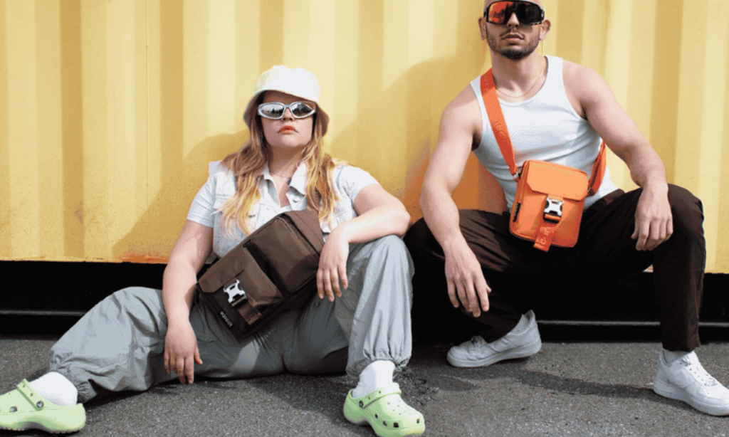 2 personer som sidder op af en gul væg med en Miles og Luca taske fra Kintobe