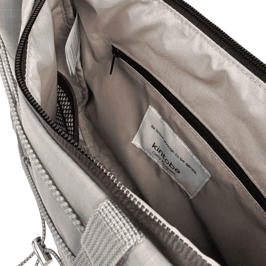 En HAZE Cross-Body Bag fra Kintobe i Chrome Grey, hvor du kigger ind i tasken
