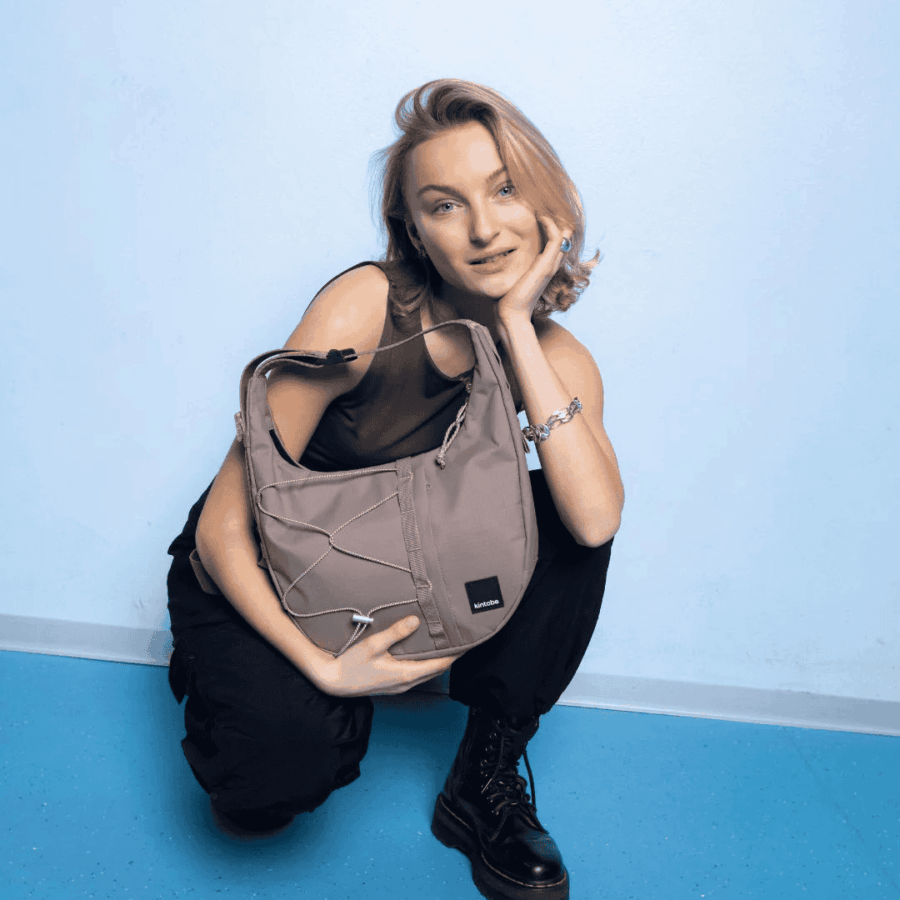 Kvinde der holder en HAZE Cross-Body bag i Scandi Taupe fra Kintobe i hånden