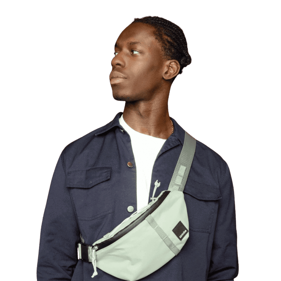 Mand der står med en BLAZE Bumbag fra Kintobe
