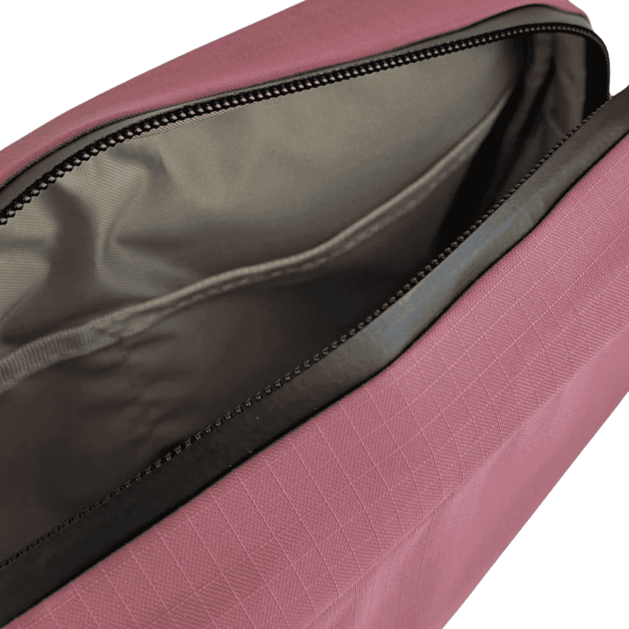 Miles Cross-Body bag fra Kintobe i Forest Berry
