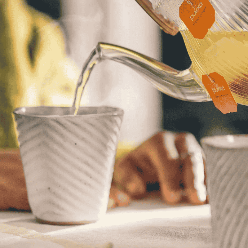 Pukka te som bliver hældt i et krus