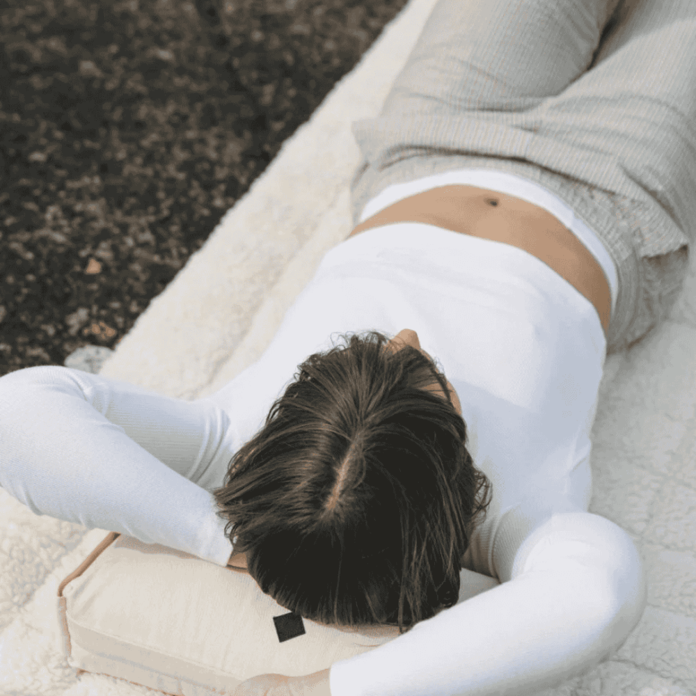 Kvinde der ligger på en Yin Yoga måtte