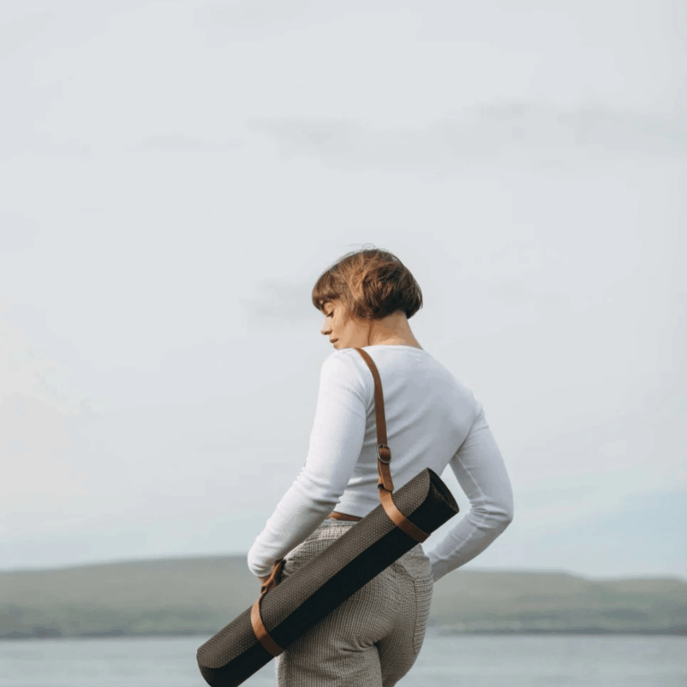 Kvinde med en Yoga måtte fra Simply Days i Naturgummi