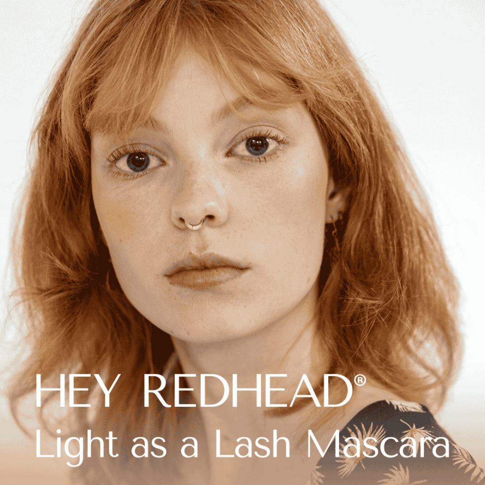 Kvinde der har fået mascare på fra True Redhead - Light as a Lash mascara fra Hey Redhead®