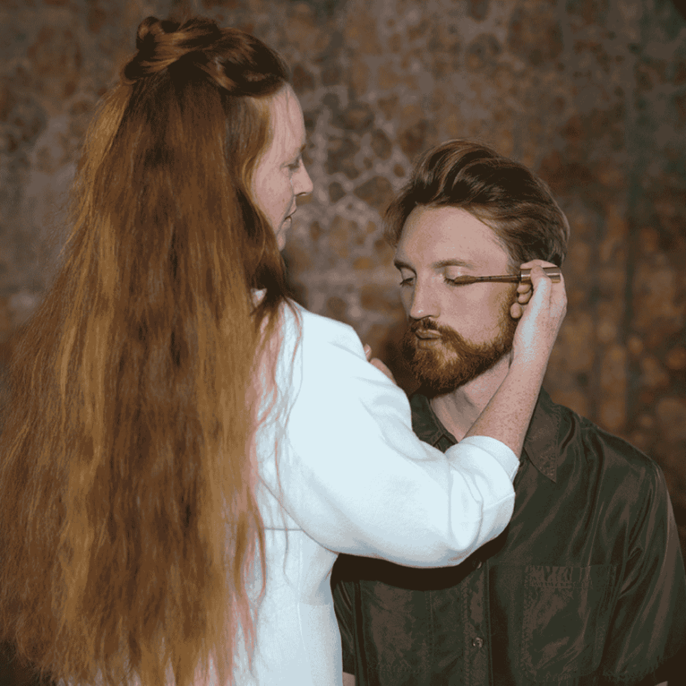 Kvinde der lægger mascare på en mand. True Redhead - Light as a Lash mascara fra Hey Redhead®
