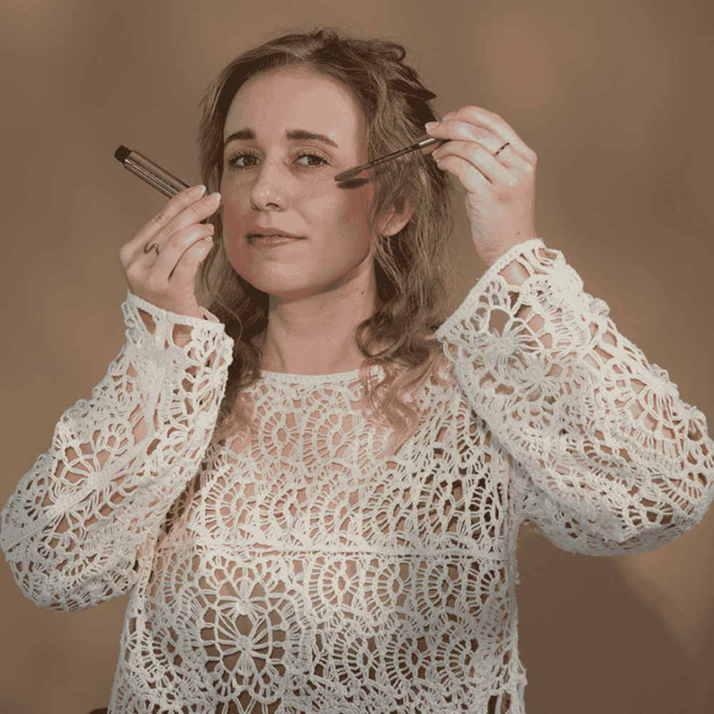 Kvinder der står med en True Redhead - Light as a Lash mascara fra Hey Redhead®